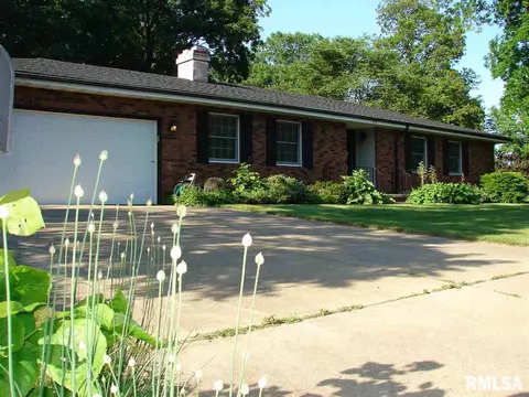 717 S Hilldale, Eureka, IL 61530 photo 2