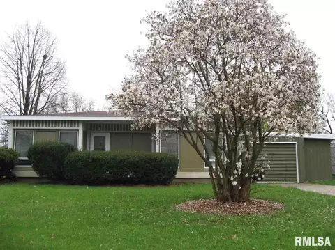 223 N Verzel Dr, Macomb, IL 61455 photo 2