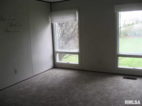 223 N Verzel Dr, Macomb, IL 61455 photo 10