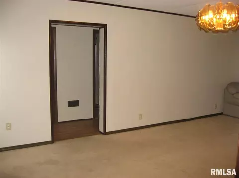 223 N Verzel Dr, Macomb, IL 61455 photo 7