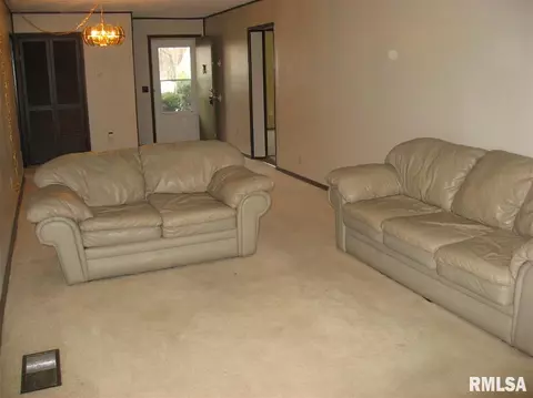 223 N Verzel Dr, Macomb, IL 61455 photo 5