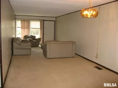 223 N Verzel Dr, Macomb, IL 61455 photo 6