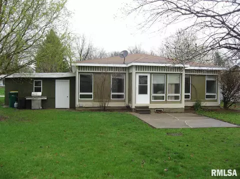 223 N Verzel Dr, Macomb, IL 61455 photo 4