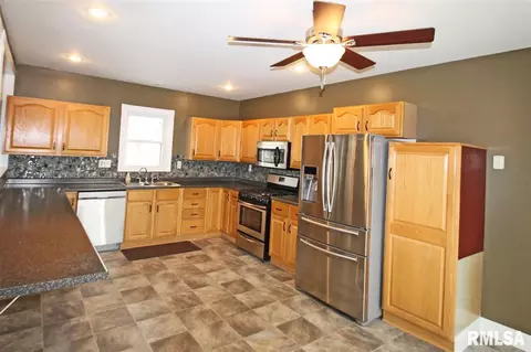 204 E Pine St, Dunlap, IL 61525 photo 4