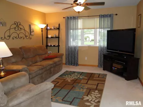 324 Pinecrest Dr, Macomb, IL 61455 photo 8