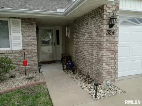 324 Pinecrest Dr, Macomb, IL 61455 photo 4