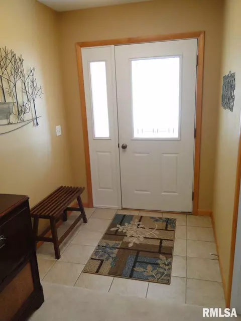 324 Pinecrest Dr, Macomb, IL 61455 photo 5