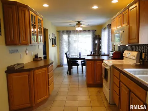 324 Pinecrest Dr, Macomb, IL 61455 photo 9