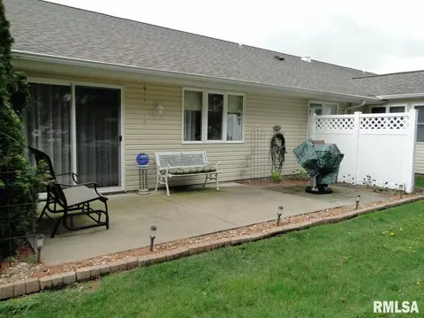 324 Pinecrest Dr, Macomb, IL 61455 photo 3