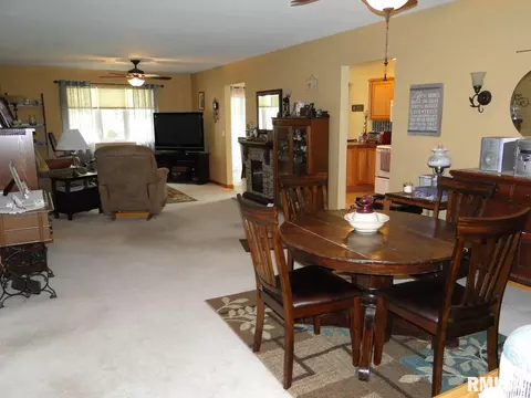 324 Pinecrest Dr, Macomb, IL 61455 photo 6