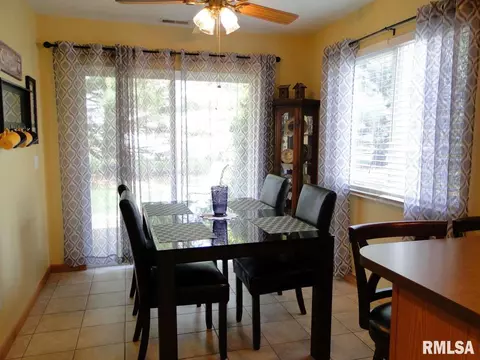 324 Pinecrest Dr, Macomb, IL 61455 photo 10