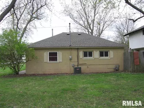 1240 E Wheeler St, Macomb, IL 61455 photo 2