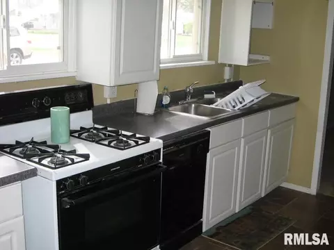 1240 E Wheeler St, Macomb, IL 61455 photo 8