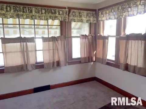 1104 S Main St, Canton, IL 61520 photo 3