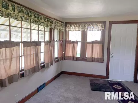 1104 S Main St, Canton, IL 61520 photo 2