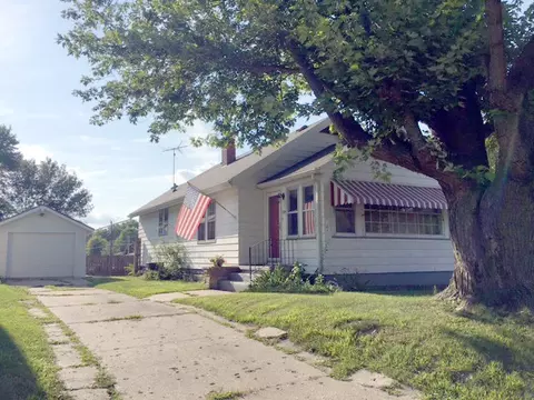 1104 S Main St, Canton, IL 61520 photo 1