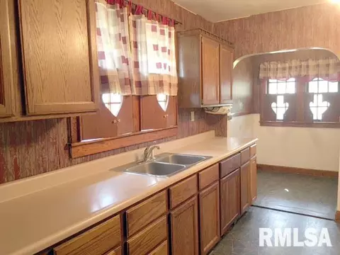 1104 S Main St, Canton, IL 61520 photo 11