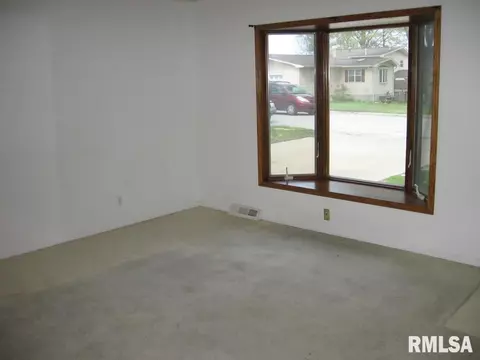 1113 Debbie Ln, Macomb, IL 61455 photo 2