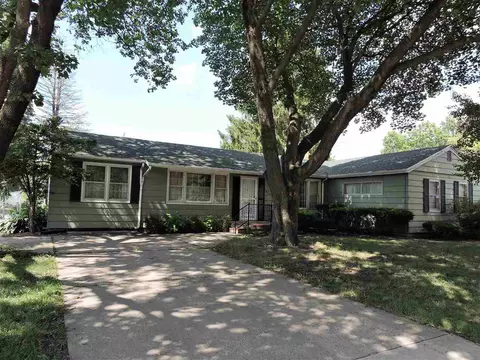 330 E Grant St, Macomb, IL 61455 photo 2