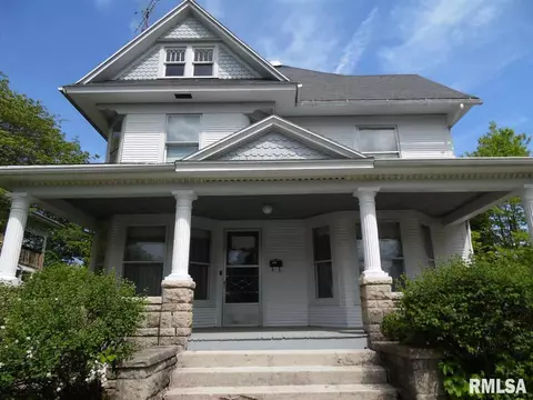 421 S Randolph St, Macomb, IL 61455 photo 3