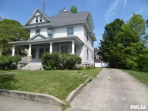 421 S Randolph St, Macomb, IL 61455 photo 2