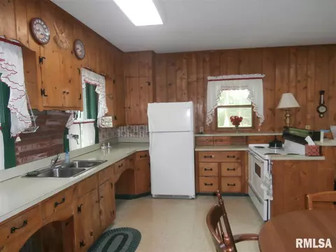 306 S Darst St, Eureka, IL 61530 photo 10