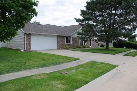 212 Scotch Pine Dr, Macomb, IL 61455 photo 2