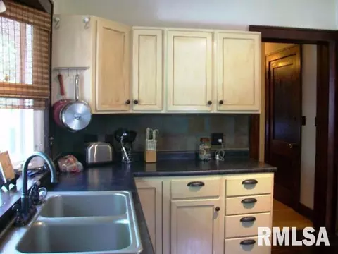 271 W Walnut St, Canton, IL 61520 photo 4
