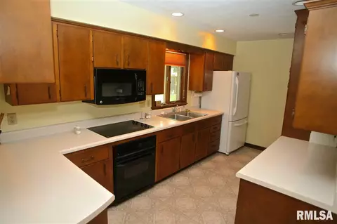 900 E Jackson St, Morton, IL 61550 photo 11