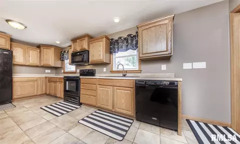 527 E Yeiser St, Macomb, IL 61455 photo 3