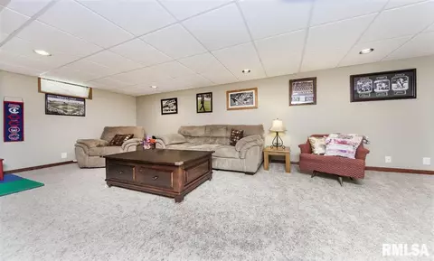 527 E Yeiser St, Macomb, IL 61455 photo 4