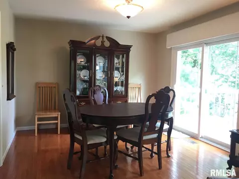 555 Meadow Dr, Macomb, IL 61455 photo 9