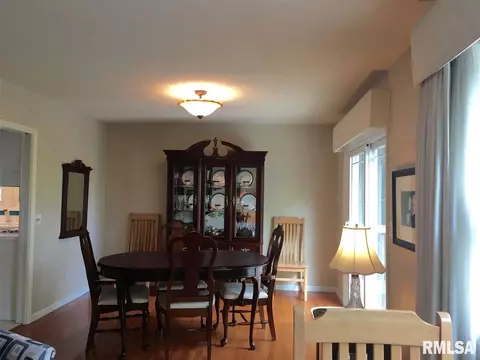 555 Meadow Dr, Macomb, IL 61455 photo 8