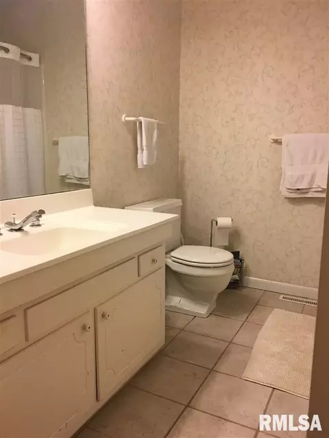 555 Meadow Dr, Macomb, IL 61455 photo 14
