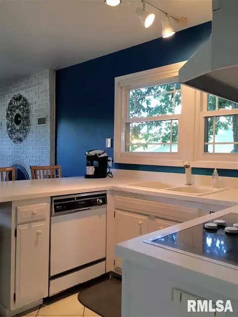 555 Meadow Dr, Macomb, IL 61455 photo 12