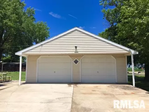 819 E 2nd, Delavan, IL 61734 photo 3