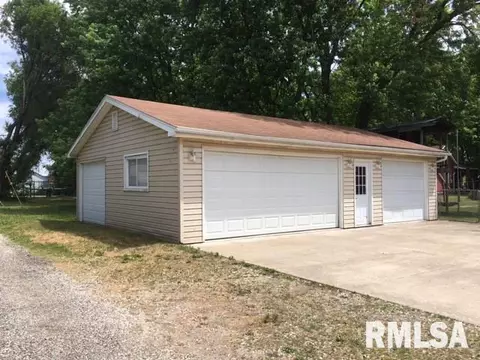 149 E Oak St, Canton, IL 61520 photo 4