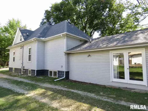 422 E Walnut St, Washburn, IL 61570 photo 2