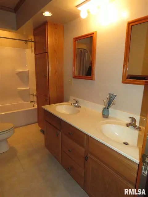 422 E Walnut St, Washburn, IL 61570 photo 7