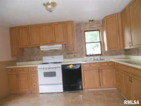 312 E Main St, Industry, IL 61440 photo 2