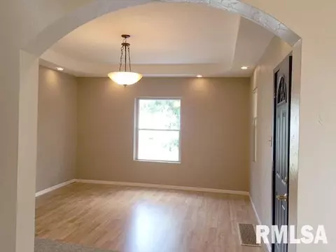 659 E Pine St, Canton, IL 61520 photo 3