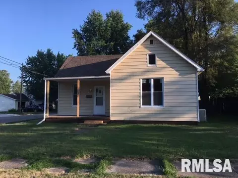 748 E Locust St, Canton, IL 61520 photo 2