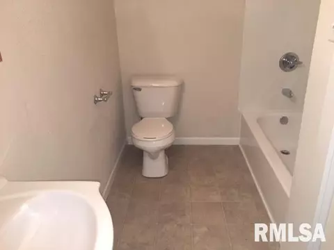 748 E Locust St, Canton, IL 61520 photo 16