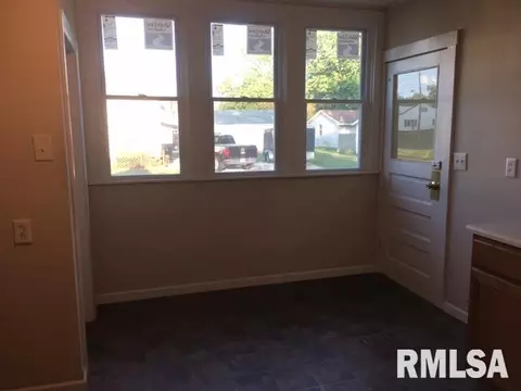 748 E Locust St, Canton, IL 61520 photo 9