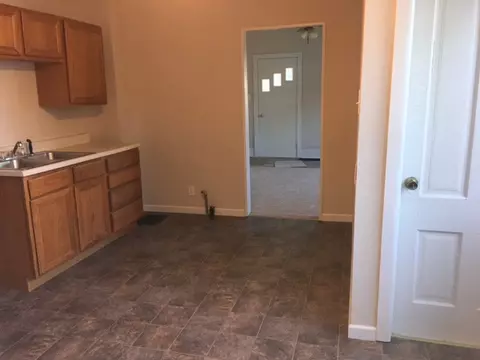748 E Locust St, Canton, IL 61520 photo 7