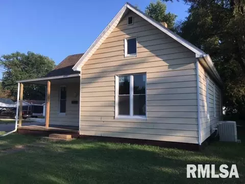748 E Locust St, Canton, IL 61520 photo 3