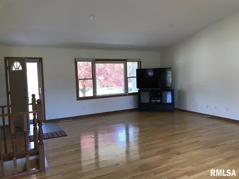 813 N Madison St, Macomb, IL 61455 photo 2