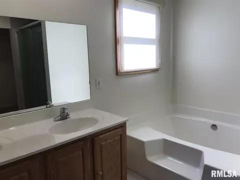 813 N Madison St, Macomb, IL 61455 photo 10