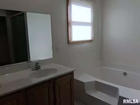 813 N Madison St, Macomb, IL 61455 photo 9