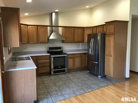 813 N Madison St, Macomb, IL 61455 photo 5